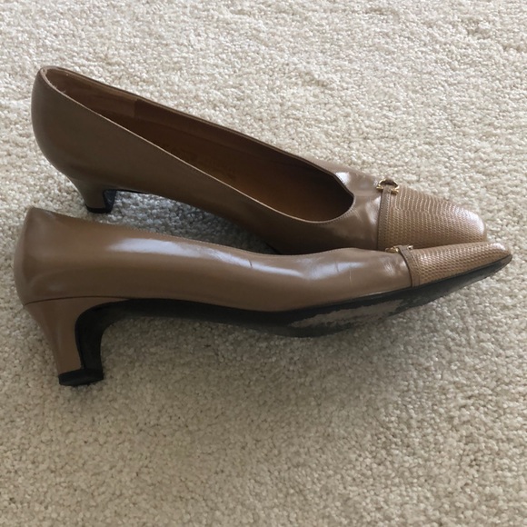Tan colored Ferragamo pumps - Picture 4 of 4